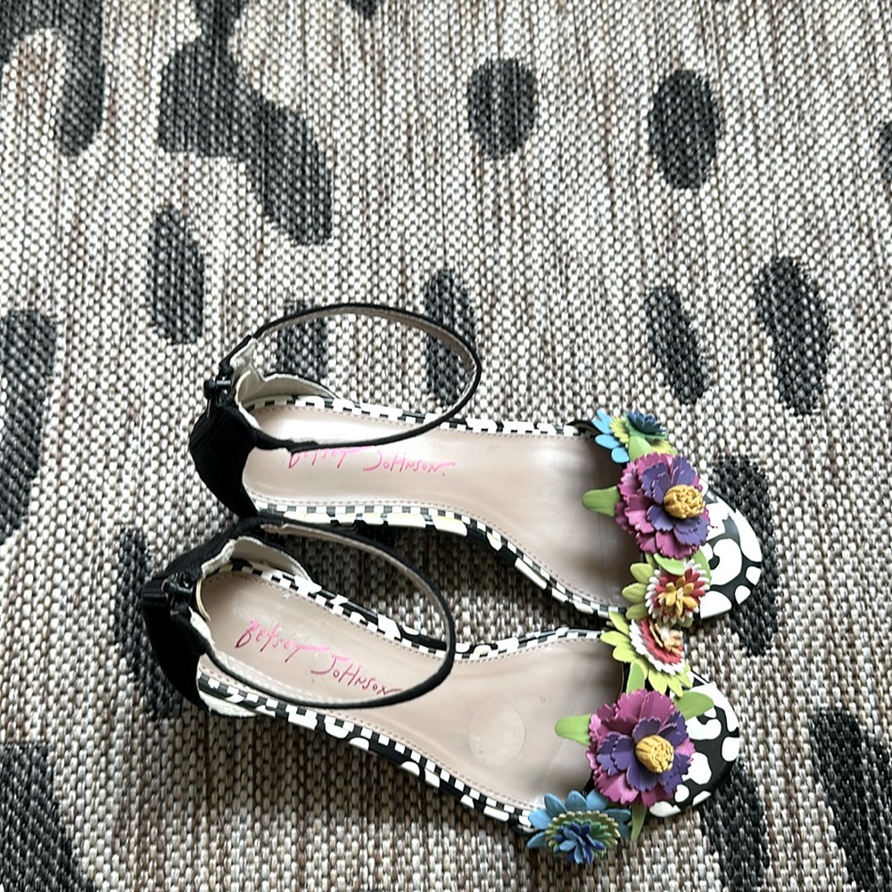 Lore Floral Strap Dress Sandals Betsey Johnson 7 NEW block heels women’s shoe